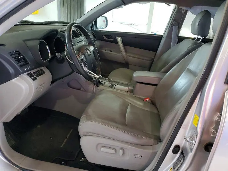 2011 TOYOTA HIGHLANDER SE  