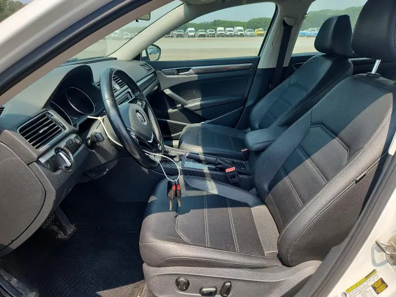 2016 VOLKSWAGEN PASSAT SE  