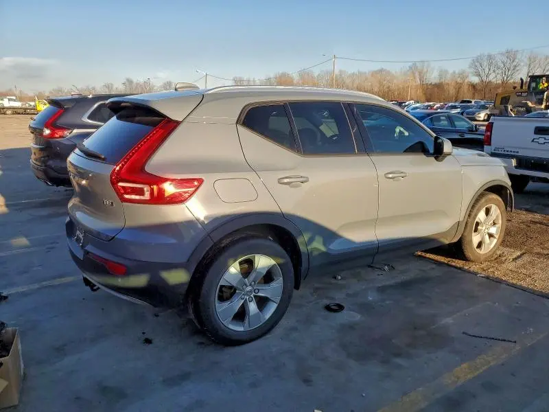 2022 VOLVO XC40 T5 MOMENTUM  