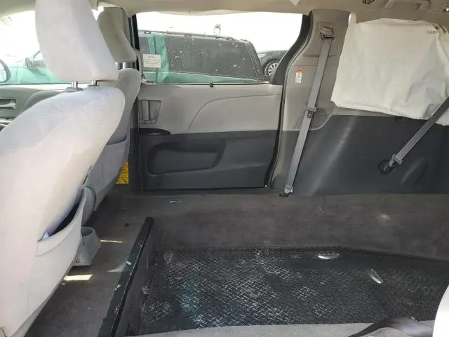 2015 TOYOTA SIENNA LE  