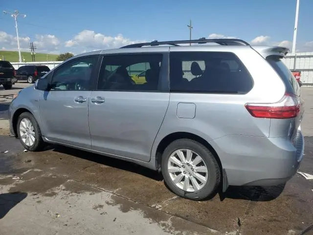 2017 TOYOTA SIENNA XLE  