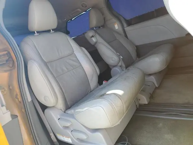 2018 TOYOTA SIENNA XLE  