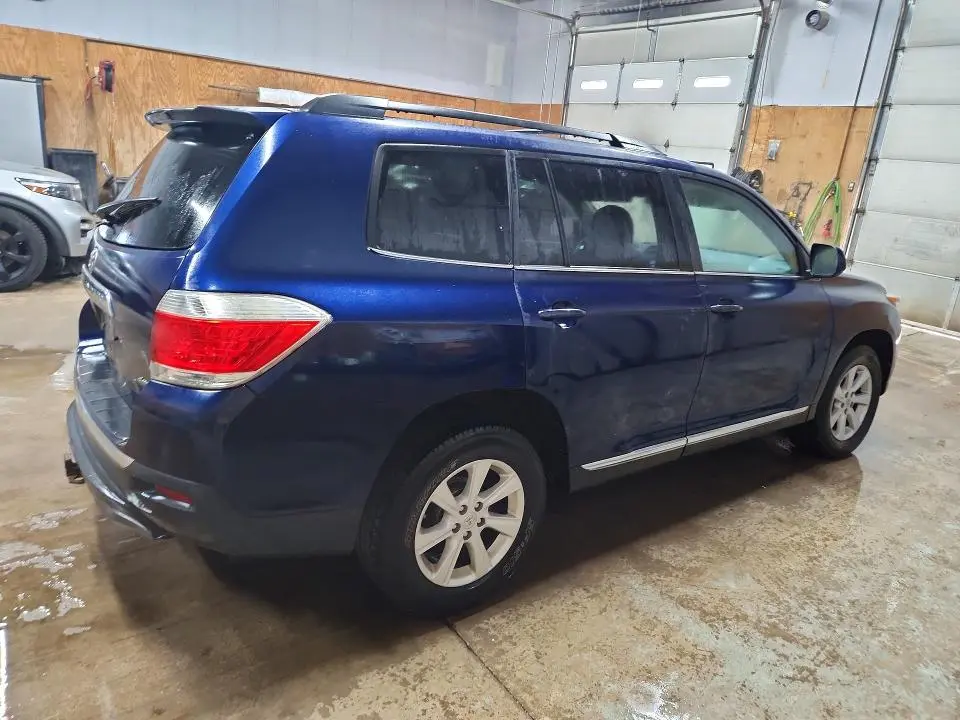 2013 TOYOTA HIGHLANDER SE  