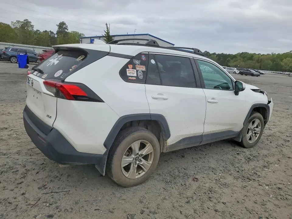 2021 TOYOTA RAV4 XLE  