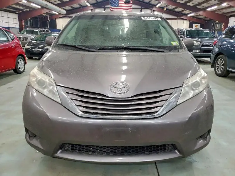 2015 TOYOTA SIENNA LE  