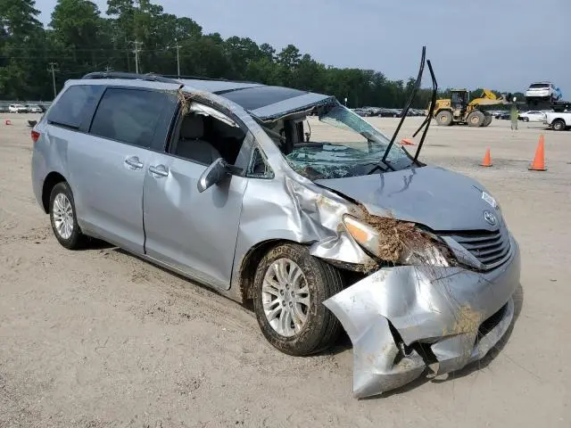 2016 TOYOTA SIENNA XLE  
