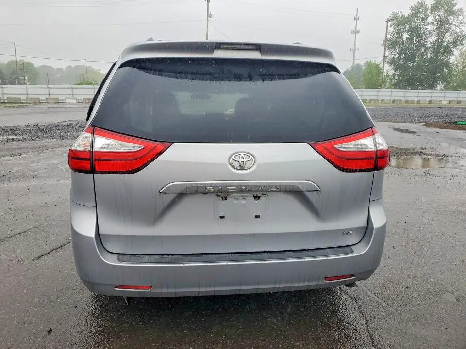 2015 TOYOTA SIENNA LE  