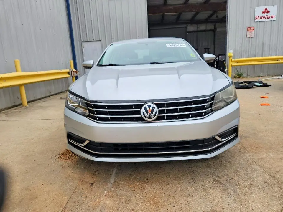 2017 VOLKSWAGEN PASSAT SE  