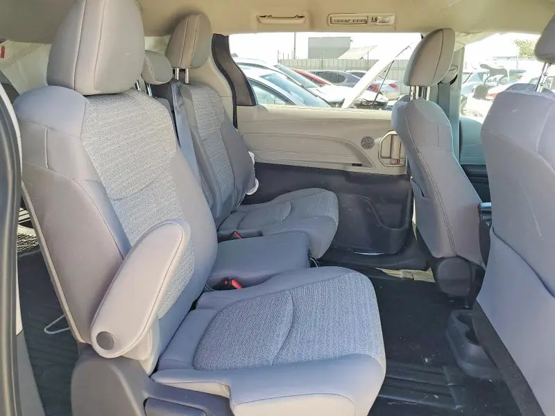 2021 TOYOTA SIENNA LE  
