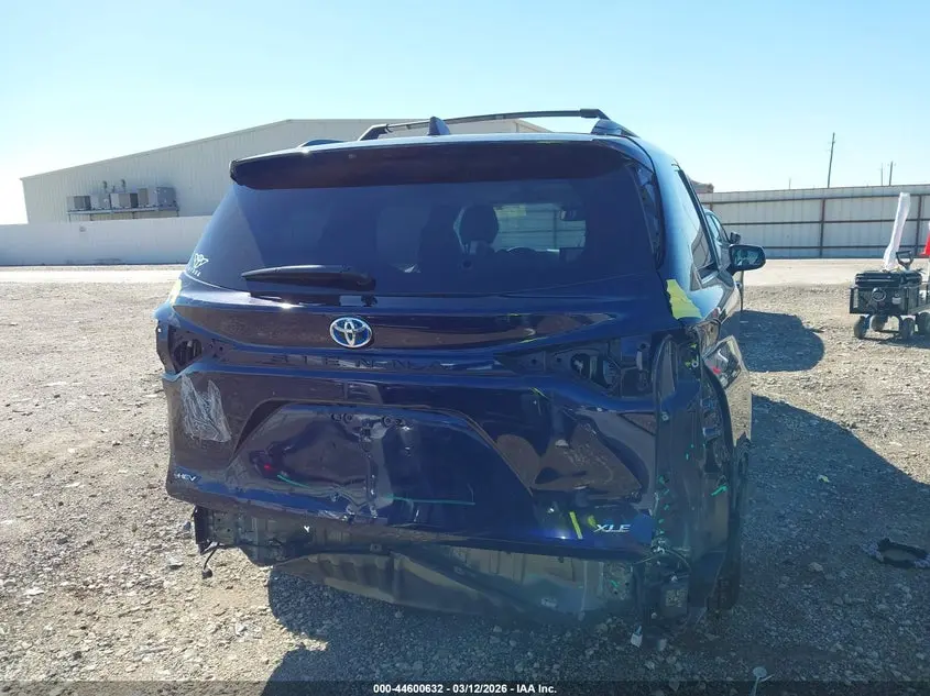 2025 TOYOTA SIENNA XLE