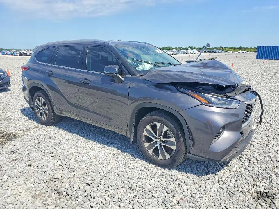 2021 TOYOTA HIGHLANDER XLE  