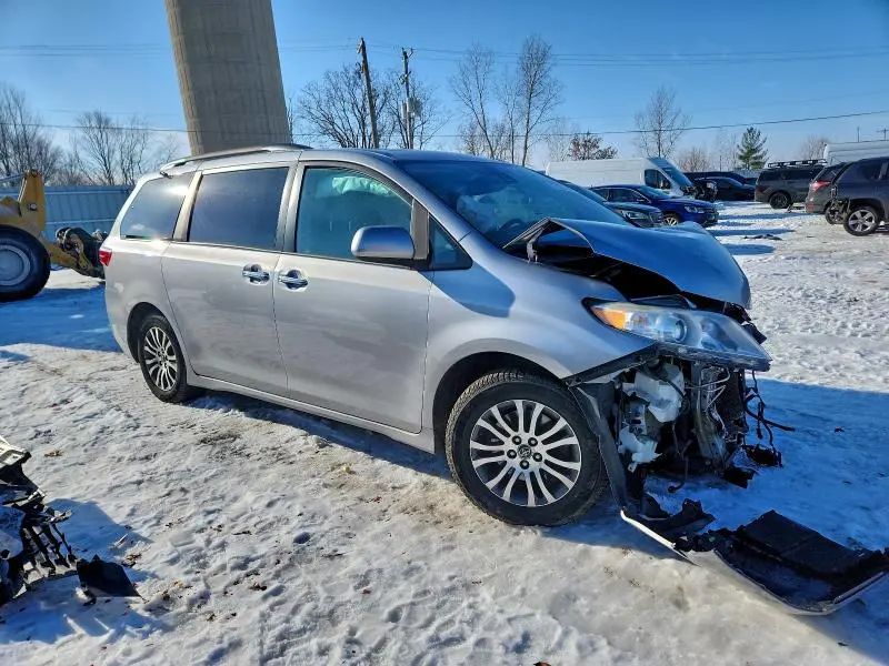 2018 TOYOTA SIENNA XLE  