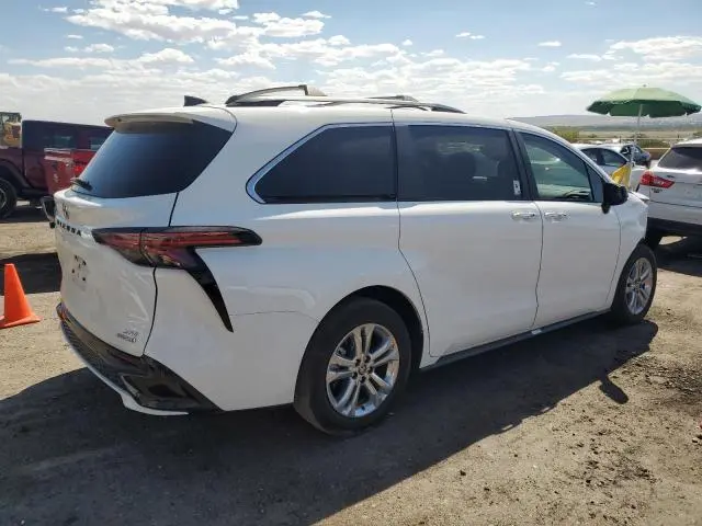 2022 TOYOTA SIENNA XSE  