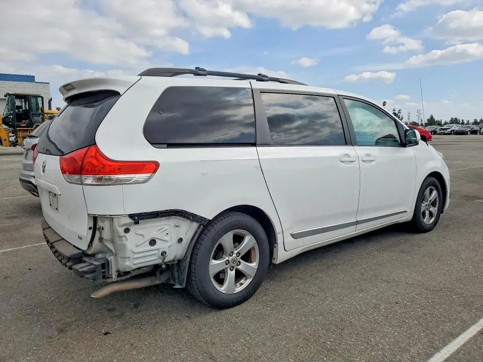 2014 TOYOTA SIENNA LE 8-PASSENGER  