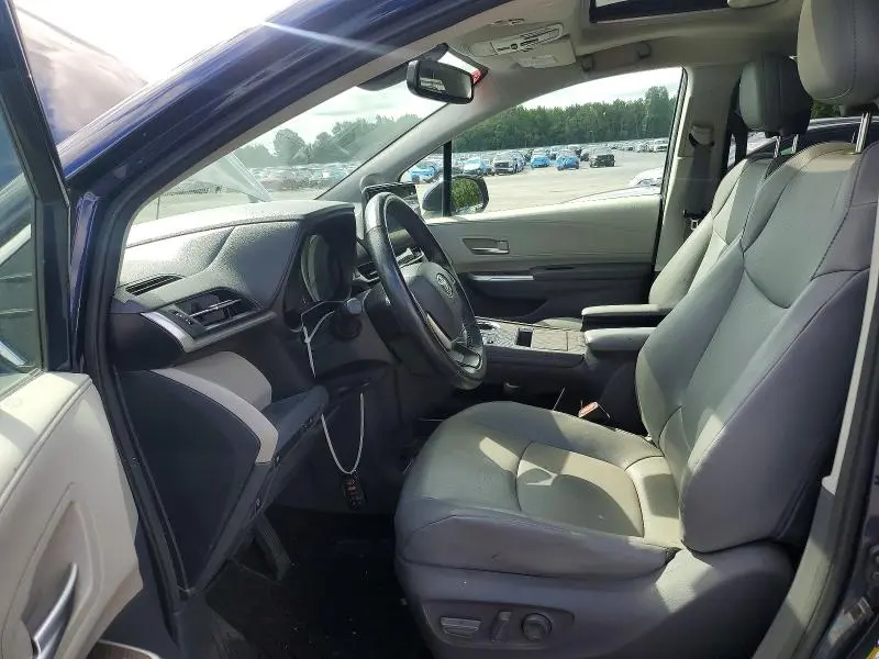 2021 TOYOTA SIENNA XLE  