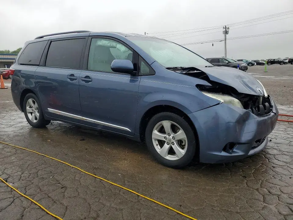 2017 TOYOTA SIENNA LE  