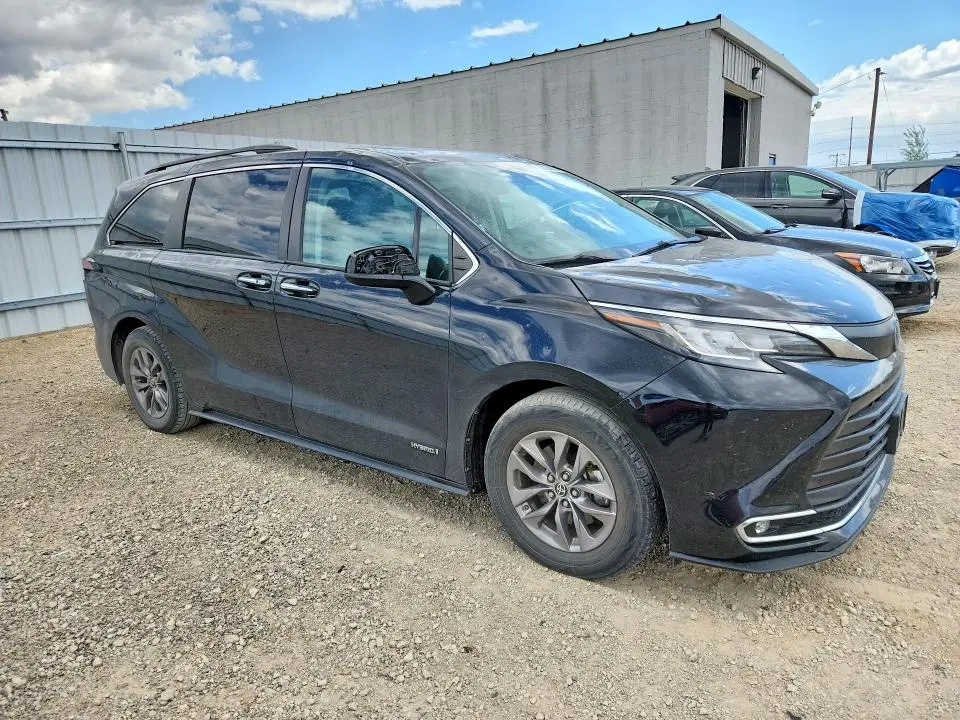 2021 TOYOTA SIENNA XLE  