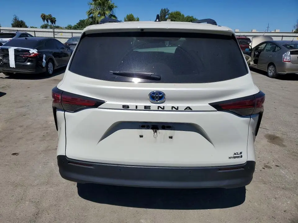 2021 TOYOTA SIENNA XLE  