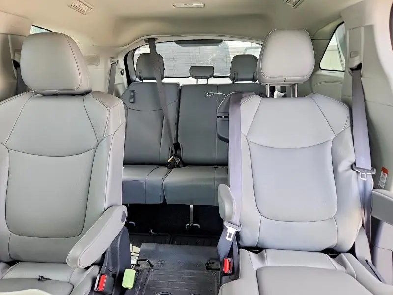 2023 TOYOTA SIENNA XLE  