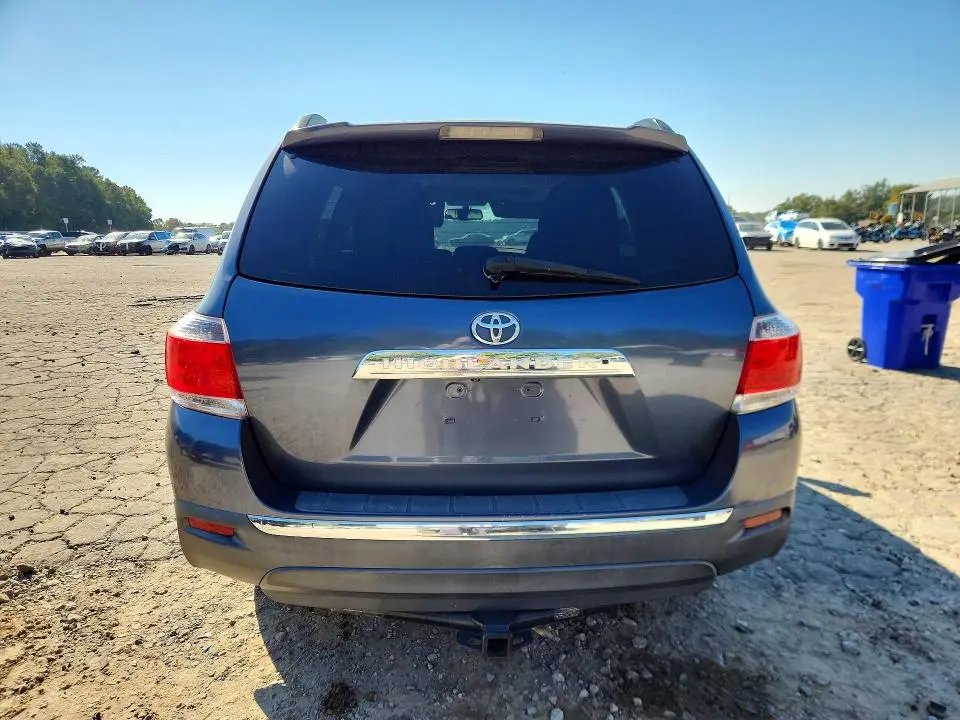 2011 TOYOTA HIGHLANDER SE  