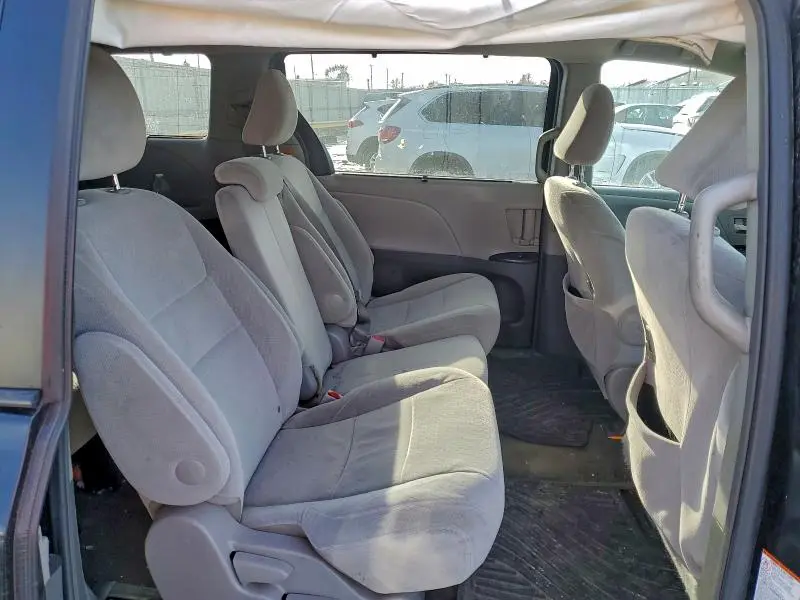 2015 TOYOTA SIENNA LE  