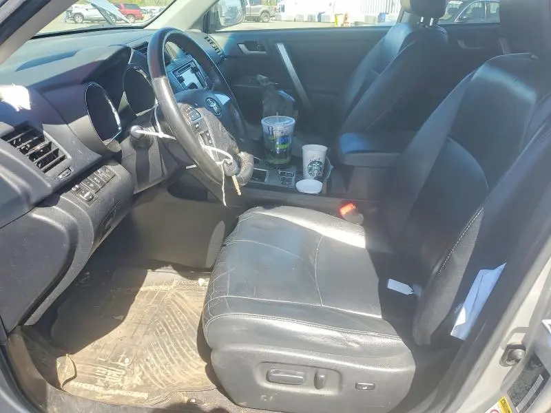 2013 TOYOTA HIGHLANDER SE  