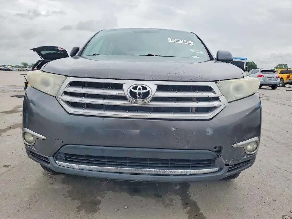 2011 TOYOTA HIGHLANDER SE  