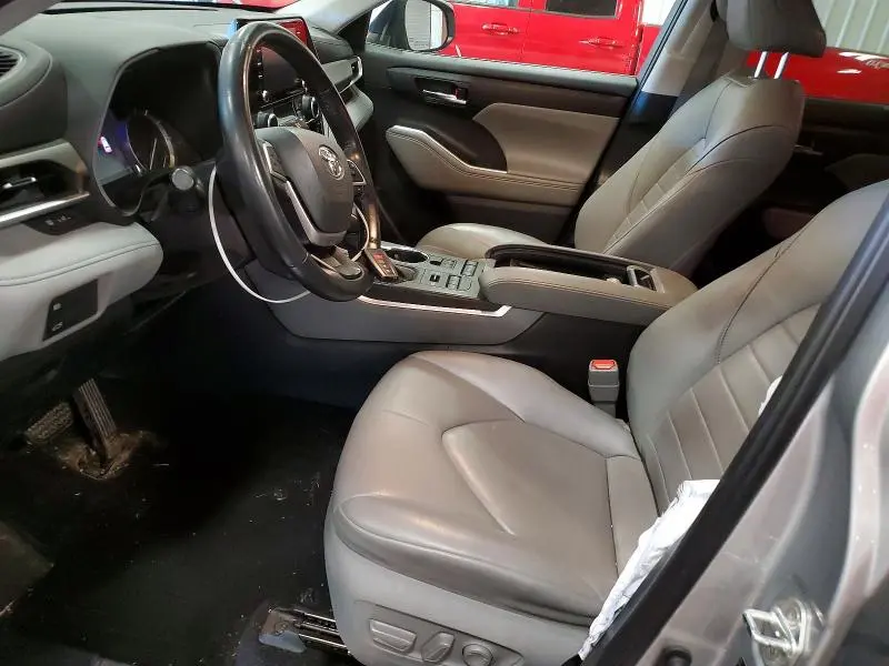2022 TOYOTA HIGHLANDER XLE  