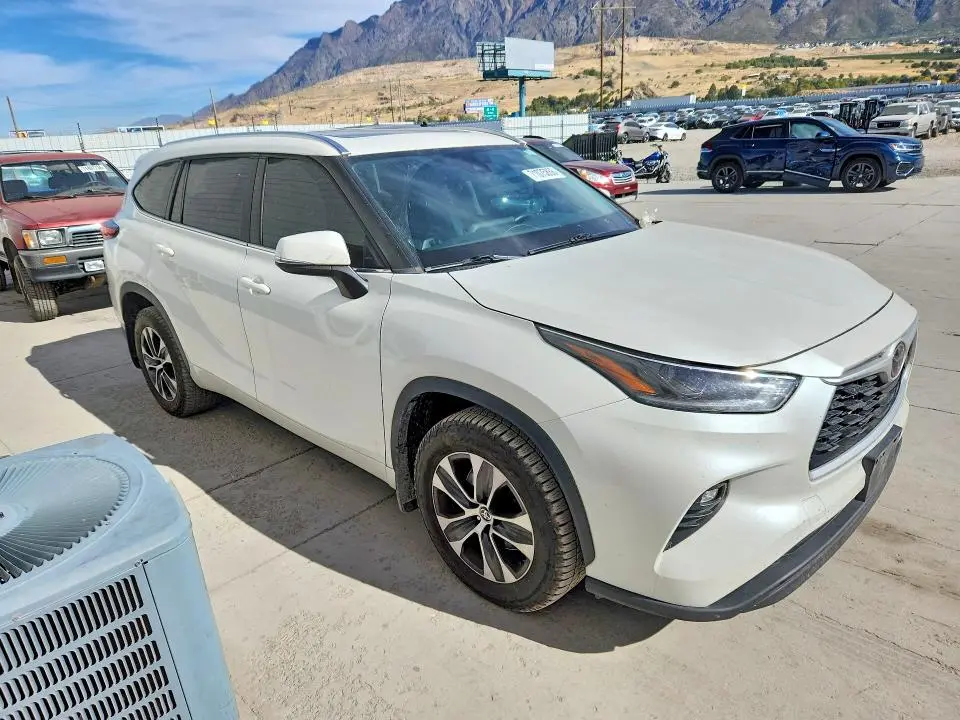 2021 TOYOTA HIGHLANDER XLE  