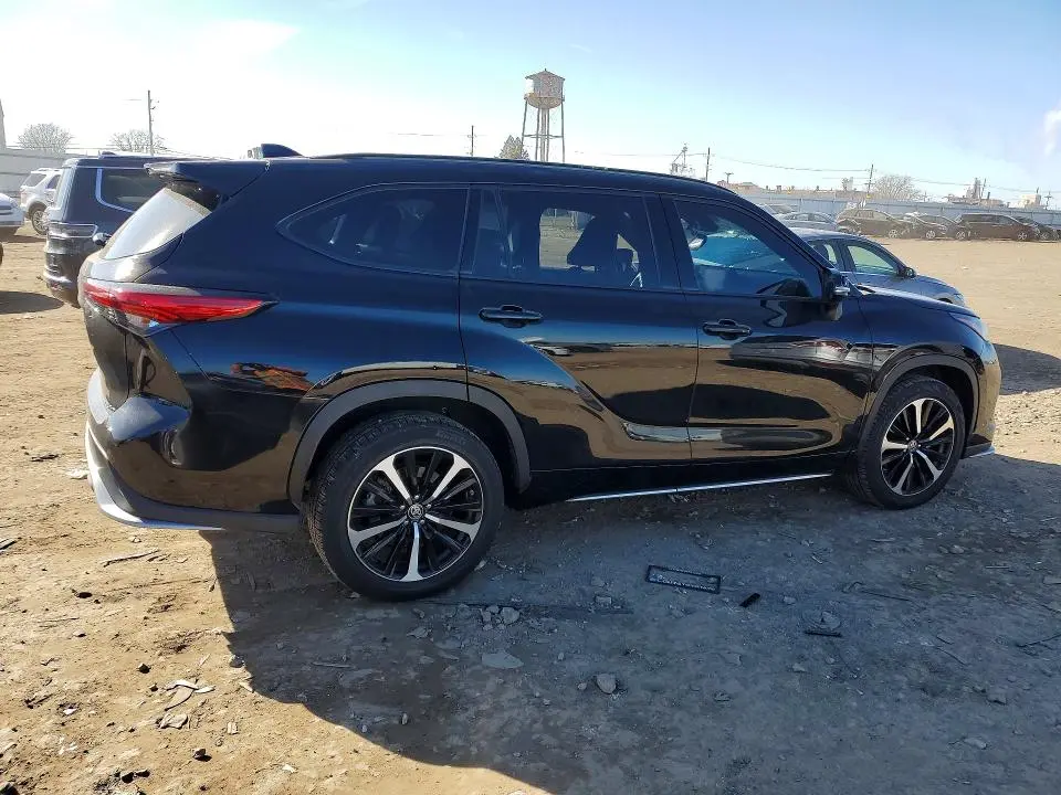 2022 TOYOTA HIGHLANDER XSE  