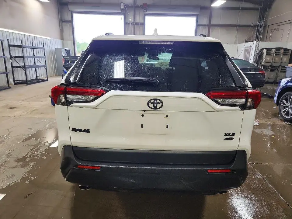 2019 TOYOTA RAV4 XLE  