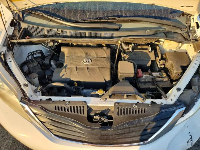 2011 TOYOTA SIENNA LE 8-PASSENGER  