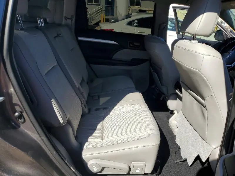 2017 TOYOTA HIGHLANDER LE  