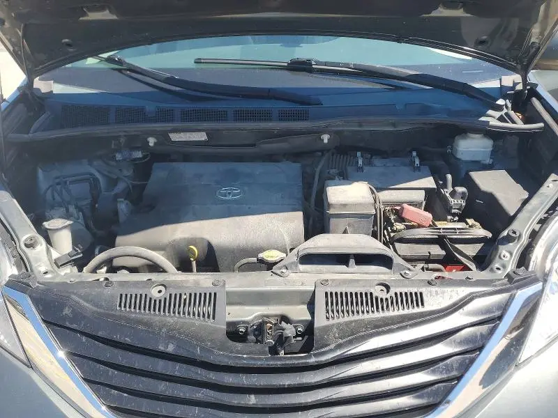 2014 TOYOTA SIENNA LE  
