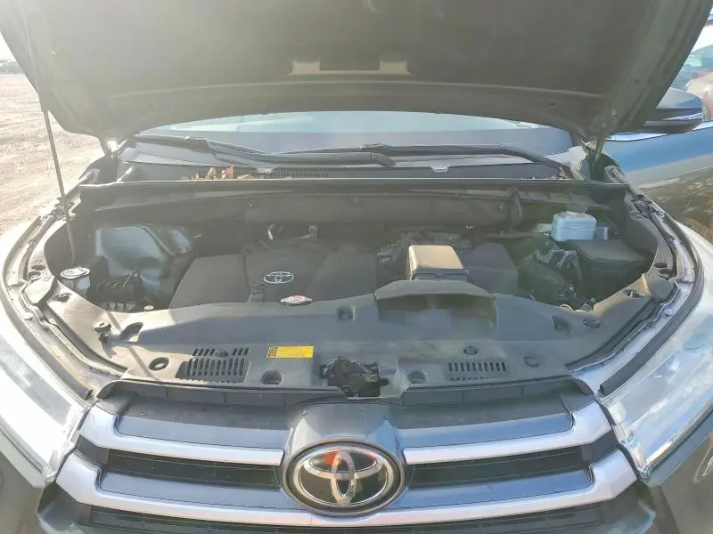 2019 TOYOTA HIGHLANDER SE  