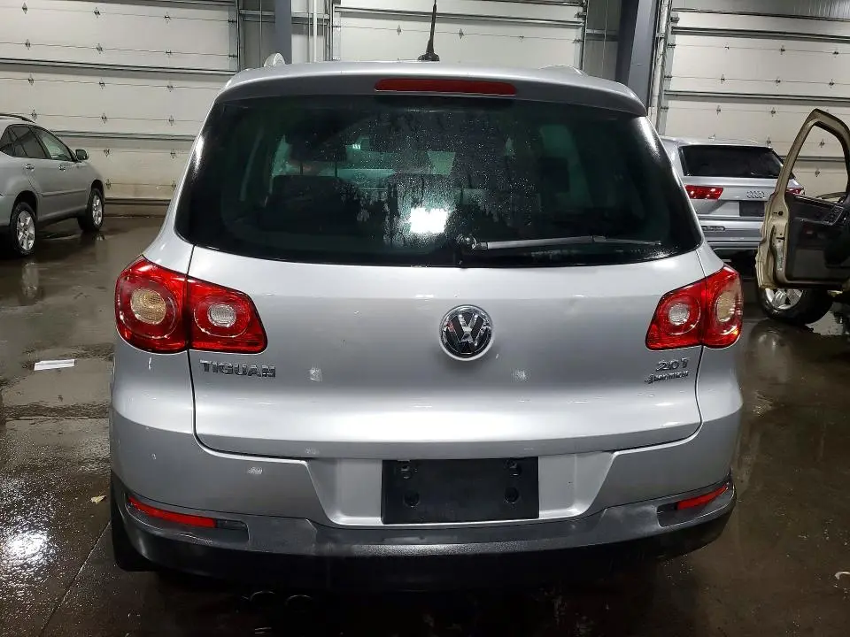 2011 VOLKSWAGEN TIGUAN S  