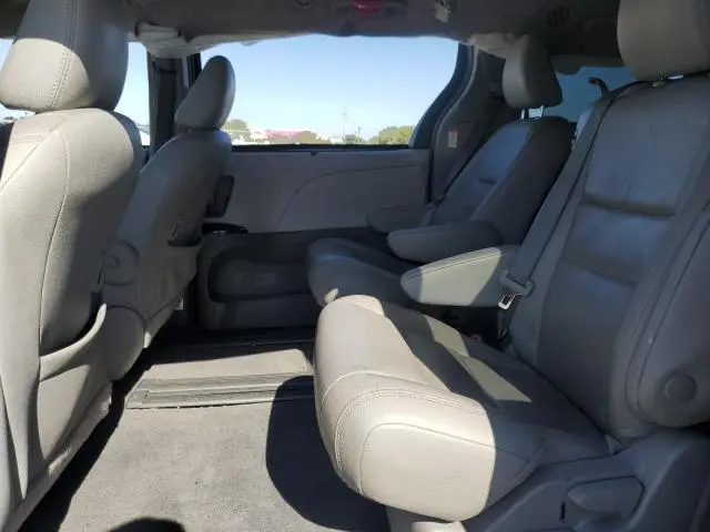 2018 TOYOTA SIENNA XLE  