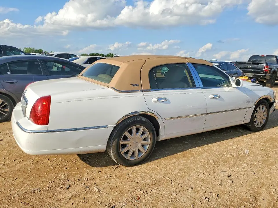 2011 LINCOLN TOWN CAR SIGNATURE LIMITED  