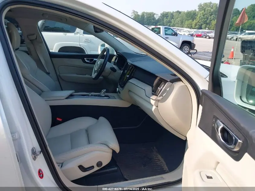 2018 VOLVO XC60 HYBRID T8 INSCRIPTION