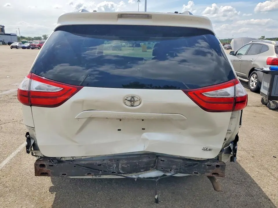 2015 TOYOTA SIENNA XLE 8-PASSENGER  