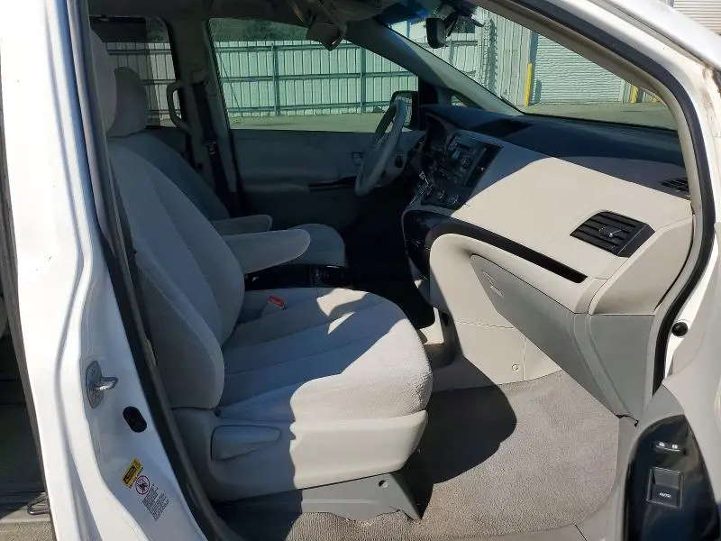 2011 TOYOTA SIENNA LE 8-PASSENGER  
