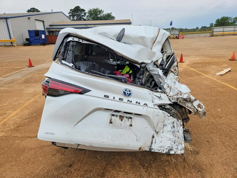 2022 TOYOTA SIENNA XLE  