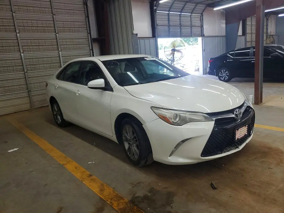 2015 TOYOTA CAMRY SE  