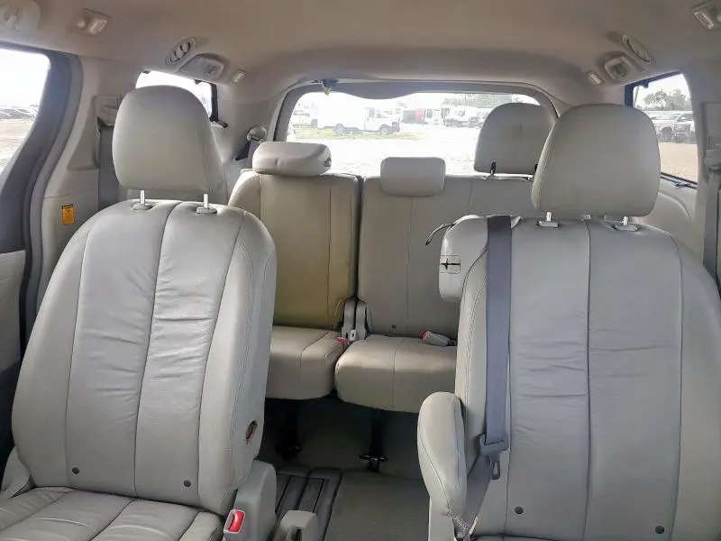 2011 TOYOTA SIENNA LE  