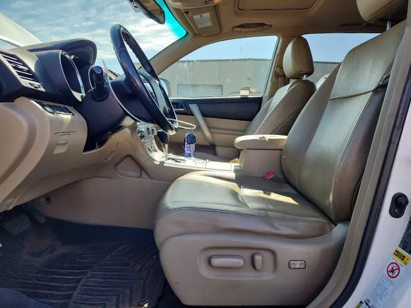2011 TOYOTA HIGHLANDER SE  