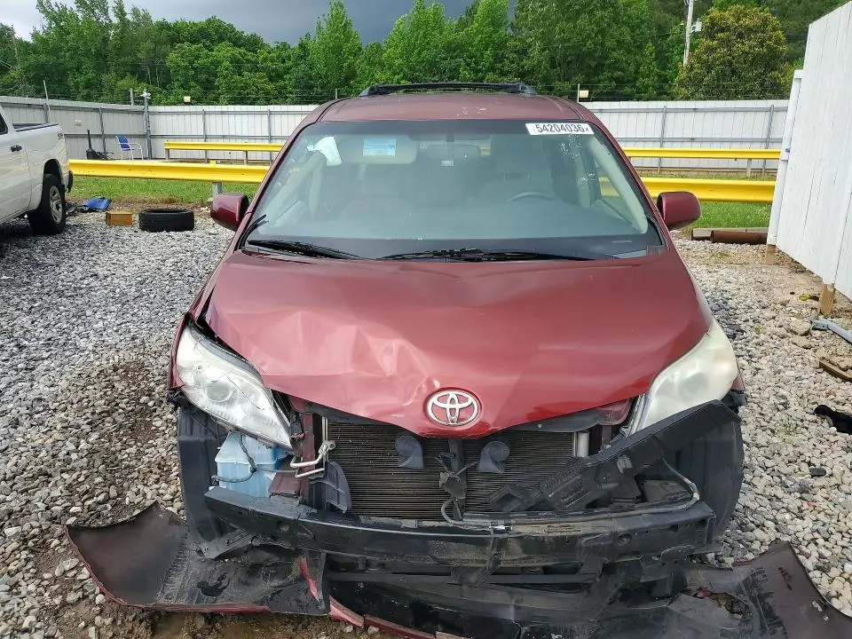 2016 TOYOTA SIENNA LE  