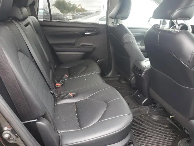 2024 TOYOTA HIGHLANDER LE  