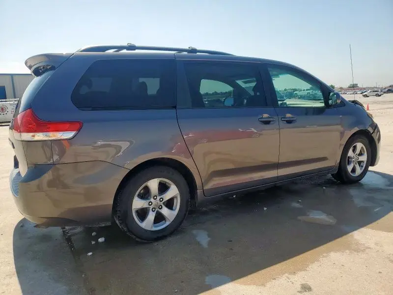 2013 TOYOTA SIENNA LE  