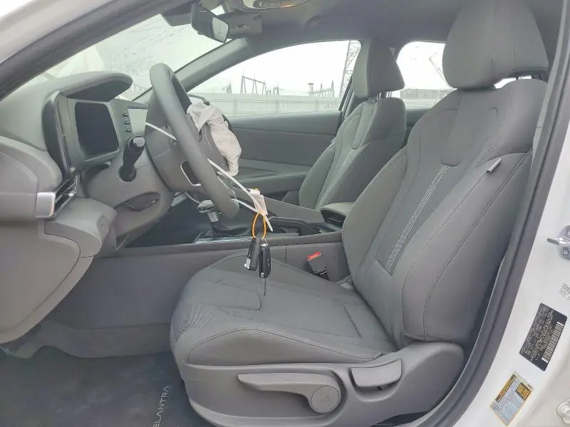 2025 HYUNDAI ELANTRA SE  