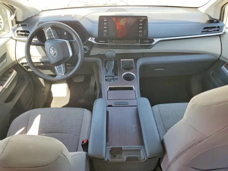 2021 TOYOTA SIENNA LE  